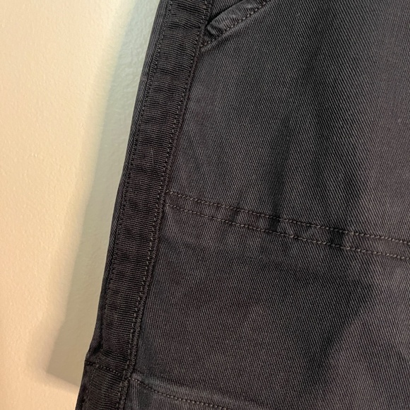 SPANX Stretch Twill Shorts in Washed Black Size Large - Picture 4 of 5